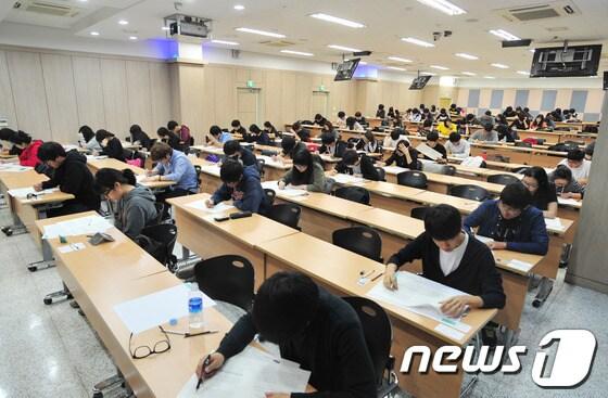 본문 이미지 - 지난해 건국대에서 치러진 2014학년도 수시 모집 논술고사. / /뉴스1 © News1 
