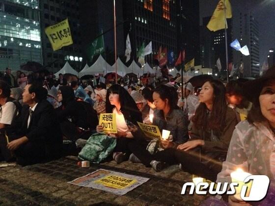 본문 이미지 - 28일 오후 서울 중구 청계광장에서 '국정원 정치공작 대선개입 시국회의 제13차 범국민촛불대회'가 열렸다. © News1 