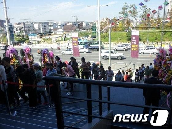본문 이미지 - 28일 찾아본 '안성 롯데캐슬' 모델하우스. 이른 아침부터 고객들이 모델하우스를 둘러보기 위해 줄을 서 기다리고 있다 © News1  