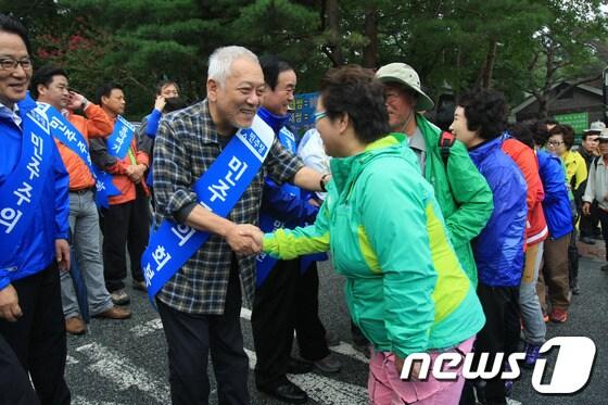 본문 이미지 - 전국순회 투쟁 6일째를 맞은 김한길 민주당 대표가 29일 무등산 산장입구에서 등산객들과 인사를 나누고 있다. 이에 앞서 김 대표는 광주시 북구 운정동 국립 5.18민주묘지를 참배했다. 2013.9.29/뉴스1  © News1   김태성 기자