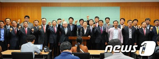 본문 이미지 - 29일 오전 전북도의회 브리핑룸에서 열린 안철수 의원측 전북지역 실행위원 발표에서 정책네트워크 내일 윤석규 선임팀장과 박왕규, 지재식 기획위원을 비롯한 22명의 실행조직 위원들이 화이팅을 외치고 있다.2013.9.29/뉴스1 © News1   김대웅 기자