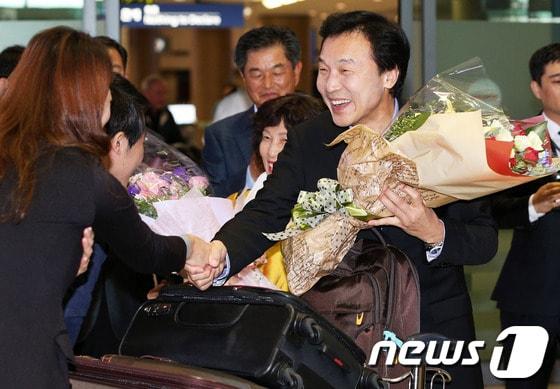 본문 이미지 - 8개월 여의 독일 유학 생활을 마치고 돌아온 손학규 민주당 상임고문이 29일 오후 인천국제공항을 통해 귀국하며 지지자가 건넨 꽃다발을 받고 있다. 손 고문은 이 자리에서 정치권 일각의 10.30 재보선 출마설에 대해 