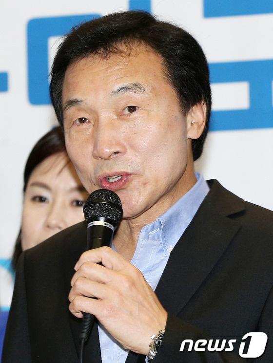 본문 이미지 - 8개월 여의 독일 유학 생활을 마치고 돌아온 손학규 민주당 상임고문이 29일 오후 인천국제공항에서 가진 기자회견에서 귀국 소감을 밝히고 있다.                                                                                        2013.9.29/뉴스1 © News1 오대일 기자