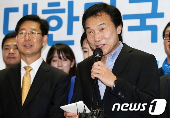 본문 이미지 - 8개월 여의 독일 유학 생활을 마치고 돌아온 손학규 민주당 상임고문이 29일 오후 인천국제공항에서 가진 기자회견에서 귀국 소감을 밝히고 있다. 손 고문은 이 자리에서 정치권 일각의 10.30 재보선 출마설에 대해 