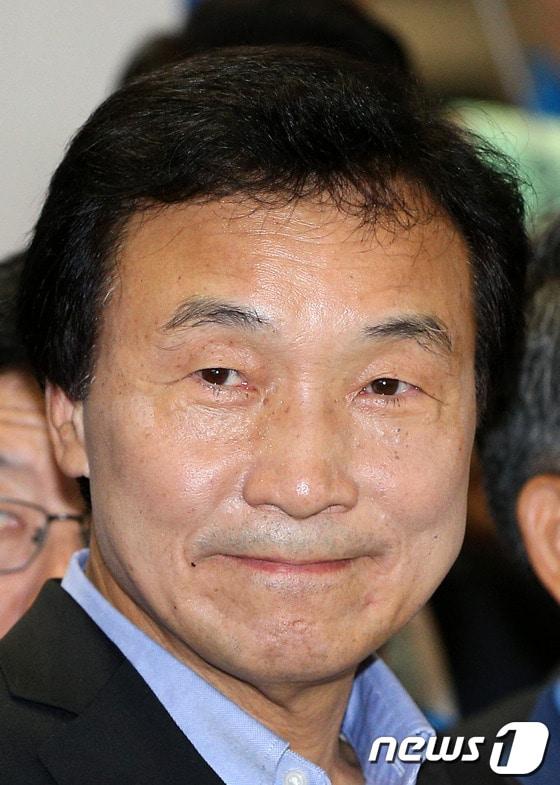 본문 이미지 - 8개월 여의 독일 유학 생활을 마치고 돌아온 손학규 민주당 상임고문이 지난 달 29일 오후 인천국제공항에서 가진 기자회견에서 귀국 소감을 밝히고 있다. 손 고문은 이 자리에서 정치권 일각의 10.30 재보선 출마설에 대해 