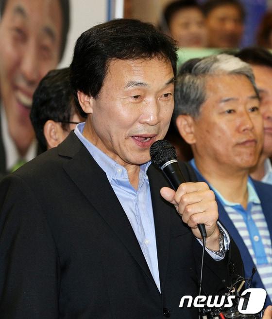 본문 이미지 - 8개월 여의 독일 유학 생활을 마치고 돌아온 손학규 민주당 상임고문이 29일 오후 인천국제공항에서 가진 기자회견에서 귀국 소감을 밝히고 있다. 손 고문은 이 자리에서 정치권 일각의 10.30 재보선 출마설에 대해 