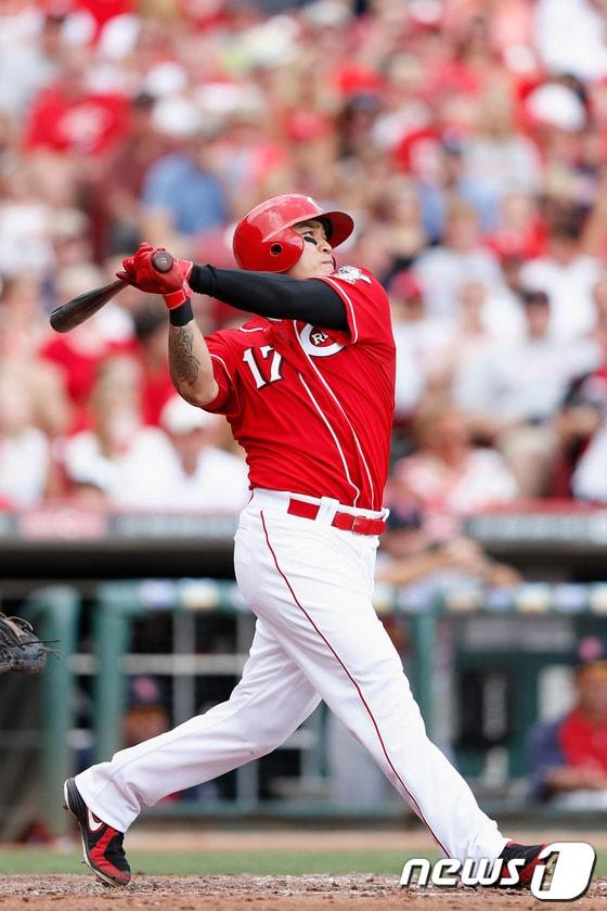 본문 이미지 - 추신수가 3일(한국시간) 미국 오하이오주 신시내티의 그레이트아메리칸볼파크에서 열린 세인트루이스 카디널스와의 홈경기에서 방망이를 휘두르고 있다. 추신수는 2회 투런포를 터뜨렸다. © AFP=News1  