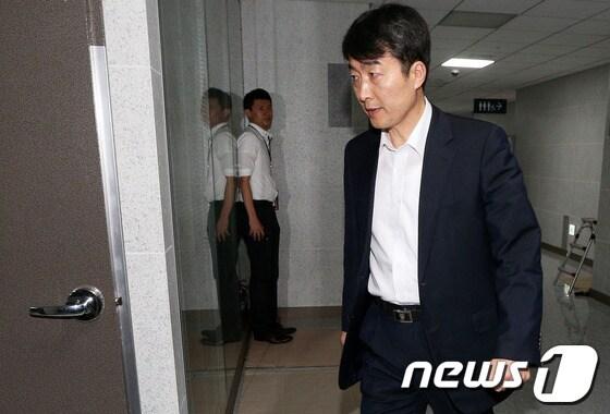 본문 이미지 - &#39;내란음모&#39; 혐의로 국회 체포동의안 처리가 임박한 이석기 통합진보당 의원이 3일 오전 주먹을 불끈 쥔 채 서울 여의도 국회의사당 의원회관 사무실로 출근하고 있다. © News1 오대일 기자