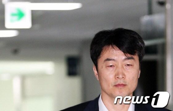 본문 이미지 - &#39;내란음모&#39; 혐의로 국회 체포동의안 처리가 임박한 이석기 통합진보당 의원이 3일 오전 서울 여의도 국회의사당 의원회관 사무실로 출근하고 있다. 2013.9.3/뉴스1 © News1   오대일 기자