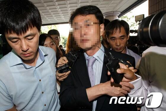 본문 이미지 - '여대생 공기총 청부 살해사건' 주범인 윤길자씨(68·여)의 형집행정지를 도운 세브란스병원 주치의 박모 교수(53)가 지난 3일 오전 영장실질심사를 위해 서울 마포구 서울서부지방법원에 출석하고 있다./뉴스1 © News1 유승관 기자