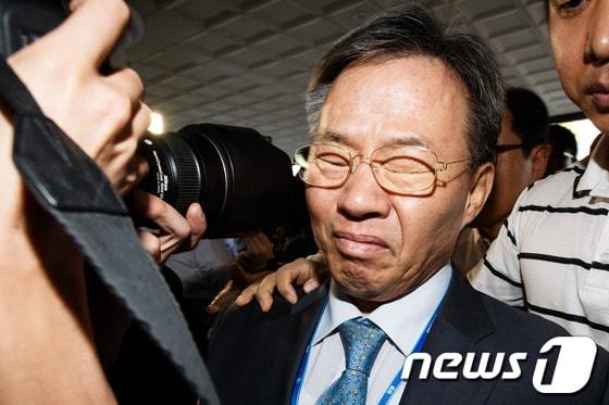 본문 이미지 - '여대생 공기총 청부 살해사건' 주범인 윤길자씨(68·여)의 형집행정지를 도운 남편 류원기 영남제분 회장(66)이 지난 9월3일 오전 영장실질심사를 위해 서울 마포구 서울서부지방법원에 들어서던 중 한 취재진의 카메라에 얼굴을 부딪치고 있다. © News1   유승관 기자