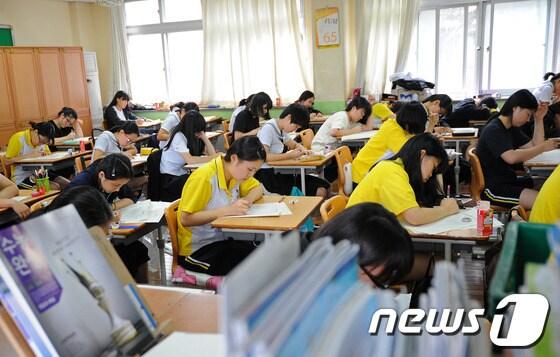 본문 이미지 - 지난 3일 치러진 2014 수학능력시험 모의평가에 응시해 시험을 치르고 있는 전북 전주성심여고 학생들. © News1 김대웅 기자