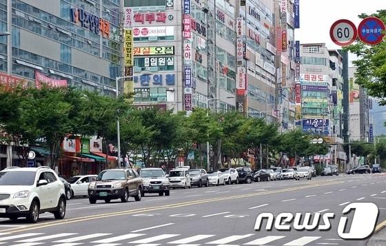 본문 이미지 - 울산 울주군이 범서읍 구영리 2곳, 천상리 1곳, 언양읍 동부리 2곳에 불법주정차를 단속하는 CCTV를 이달 안으로 설치하고 다음 달부터 시범운영과 단속에 나선다. 3일 오전 구영리 부산은행에서 우리은행 구간 갓길에 주차된 차량들. © News1 김규신 기자  