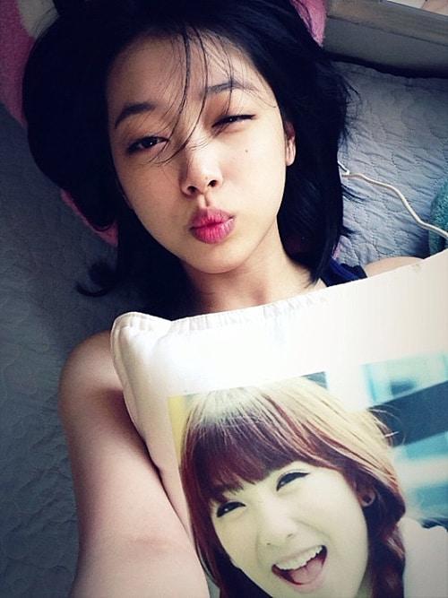 본문 이미지 - 미투데이를 통개 공개된 설리의 강지영 응원 셀카. © News1