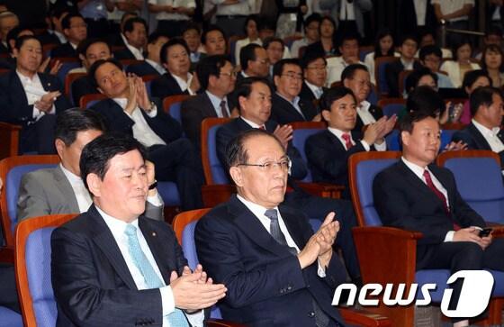 본문 이미지 - 황우여 새누리당 대표와 최경환 원내대표가 3일 오후 서울 여의도 국회에서 열린 의원총회에서 홍문종 사무총장의 이석기 의원 체포안 발언에 박수를 치고 있다. 2013.9.3/뉴스1 © News1 송원영 기자