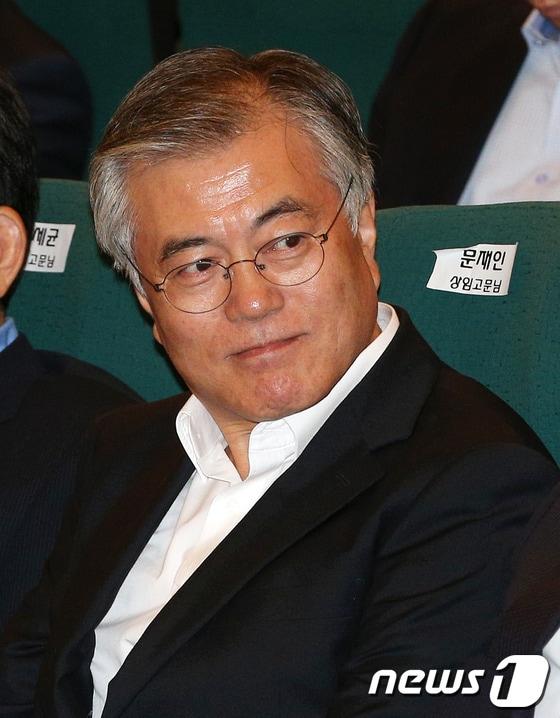 본문 이미지 - 문재인 민주당 의원이 3일 오후 서울 여의도 국회도서관 강당에서 열린 노영민 의원 출판기념회에 참석해 입을 굳게 다문 채 생각에 잠겨 있다.문 의원은 이석기 통합진보당 의원의 체포동의안 처리를 위한 회기 결정 표결에서 기권표를 던져 여권의 책임론 공세를 받고 있다. 2013.9.3/뉴스1 © News1 오대일 기자