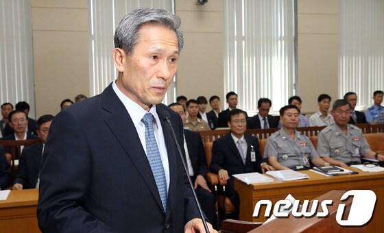 본문 이미지 - 김관진 국방부 장관이 3일 오후 서울 여의도 국회에서 열린 국방위원회 전체회의에서 업무보고를 하고 있다. 김 장관은 내란음모혐의를 받고 있는 이석기 통합진보당 의원이 국방부에 1급 군사비밀 등이 포함된 자료제출을 요구한 것과 관련, 