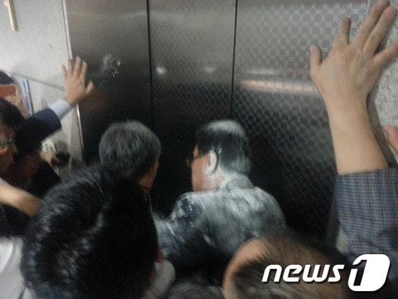 본문 이미지 - &#39;여대생 공기총 청부 살해사건&#39; 주범인 윤길자씨&#40;68·여&#41;의 남편인 영남제분 류원기 회장&#40;66&#41;이 영장실질심사를 위해 법원을 찾았다가 밀가루 세례를 받았다. 류 회장은 3일 오전 10시15분께 영장실질심사를 받기 위해 서울서부지법에 출석하는 길에 법원 1층 엘레베이터 앞에서 &#39;안티 영남제분&#39; 운영자 정모씨&#40;40&#41;가 던진 밀가루를 뒤집어 썼다. 2013.9.3/뉴스1 © News1   박응진 기자