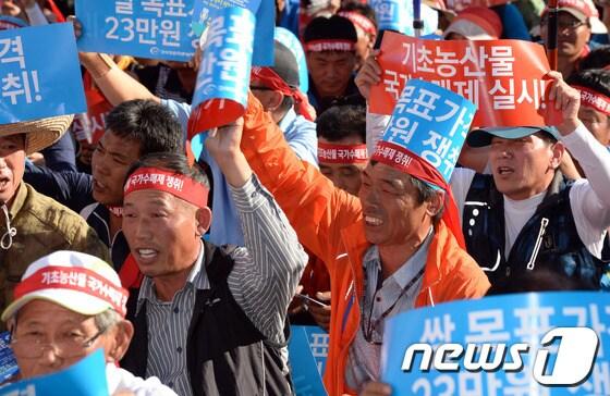 본문 이미지 - 전국농민회총연맹(전농)이 3일 오후 서울역 광장에서 '기초농산물 수매제 실현 및 한·중 FTA저지 전국농민대회'를 열고 있다.전농은 이날 기초농산물 국가수매제 실시를 위한 국민기초식량보장법 제정, 쌀 목표가격 23만원 인상 및 양곡제도 전면 개혁법안 마련 등이 담긴 '각 정당에 보내는 정기국회 농업회생 10대 요구안'을 발표했다. 2013.9.3/뉴스1 © News1   정회성 기자