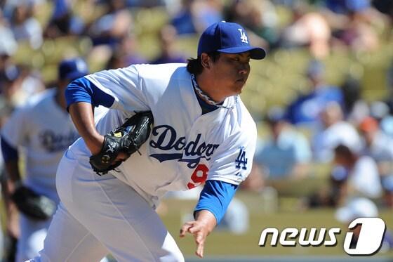 본문 이미지 - 30일&#40;한국시간&#41; 미국 캘리포니아주 LA 다저스타디움에서 열린 2013 메이저리그 LA 다저스-콜로라도 로키스 경기에 등판한 류현진&#40;26·LA 다저스&#41;이 공을 던지고 있다. © AFP=News1   