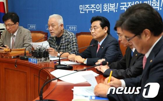 본문 이미지 - 민주당 김한길 대표가 30일 오전 서울 여의도 국회에서 열린 최고위원회의에서 모두발언을 하고 있다. 김 대표는 이 자리에서 