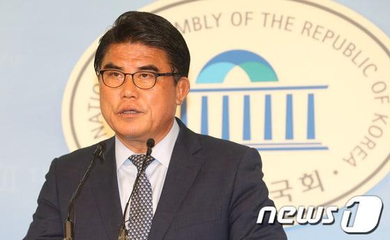 본문 이미지 - 10.30 재보선 경기 화성갑에 새누리당 공천 신청을 한 김성회 전 의원이 30일 오전 서울 여의도 국회 정론관에서 기자회견을 공천 심사 관련 기자회견을 하고 있다. 2013.9.30/뉴스1 © News1 송원영 기자