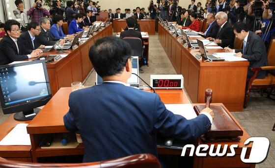 본문 이미지 - 기초연금 공약 수정과 관련한 논란이 거센 가운데 30일 서울 여의도 국회에서 열린 보건복지위원회 전체회의에서 오재세 위원장이 개회선언을 하며 의사봉을 두드리고 있다. 2013.9.30/뉴스1 © News1   오대일 기자