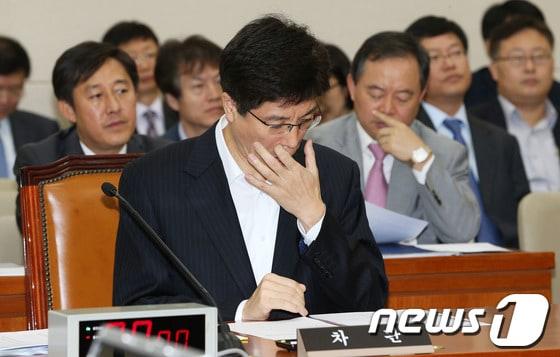 본문 이미지 - 30일 서울 여의도 국회에서 열린 보건복지위원회 전체회의에 진영 보건복지부 장관 대신 출석한 이영찬 차관이 현안질의에 앞서 답변자료를 읽고 있다. /뉴스1 © News1 오대일 기자