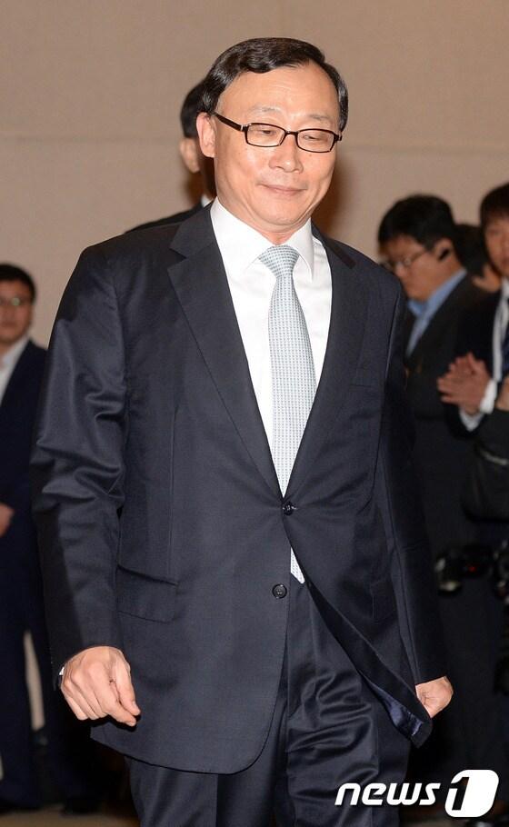 본문 이미지 - 채동욱 검찰총장의 퇴임식이 30일 오전 서울 서초동 대검찰청에서 열린 가운데 채 총장이 퇴임식을 위해 대강당으로 들어오고 있다.2013.9.30/뉴스1 © News1 양동욱 기자