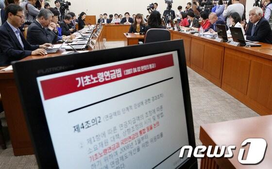 본문 이미지 - 기초연금 공약 수정과 관련한 논란이 거셌던 지난 9월30일 서울 여의도 국회에서 열린 보건복지위원회 전체회의에서 여야 의원들이 진영 보건복지부 장관 대신 출석한 이영찬 차관을 상대로 긴급 현안질의를 하고 있다.  © News1 