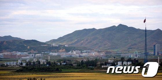 본문 이미지 - 30일 오전 경기도 파주 판문점 내에 있는 최전방 소초 오울렛 OP에서 바라본 개성공단 모습. 2013.09.30/뉴스1 © News1   사진공동취재단