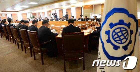 본문 이미지 - 지난달 30일 과천정부청사에서 산업부 산하 공공기관장 간담회가 열리고 있다.2013.9.30/뉴스1 © News1 손형주 기자