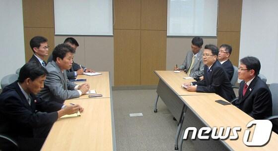 본문 이미지 - 개성공단 남북공동위원회 사무처는 23일 사무처 운영과 관련한 부속합의서를 채택했다. &#40;통일부 제공&#41; 2013.9.30/뉴스1 © News1   &#40;서울=뉴스1&#41;