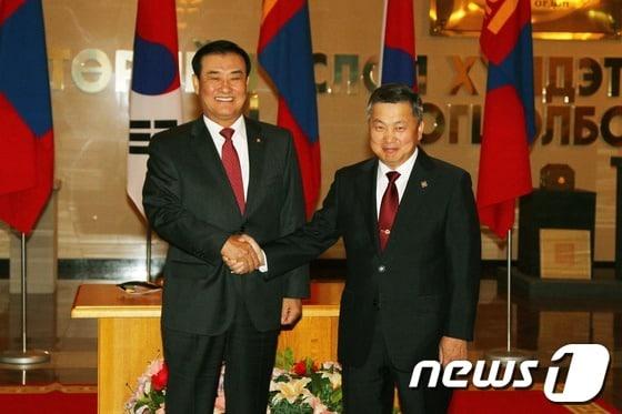 본문 이미지 - 유라시아 4개국을 공식 방문 중인 강창희 국회의장이 30일&#40;월? 현지시간&#41; 첫 방문지인 몽골 수도 울란바토르에서 엥흐볼드 국회의장과 알탕호약 총리 등 몽골 주요 인사들과 연쇄회담을 갖고 양국 의회 간 실질협력 확대 및 경제협력 증진방안에 대해 논의했다. 강창희 의장이 몽골 엥흐볼드 국회의장과 악수하고 있다. &#40;국회 제공&#41; 2013.9.30/뉴스1 © News1   