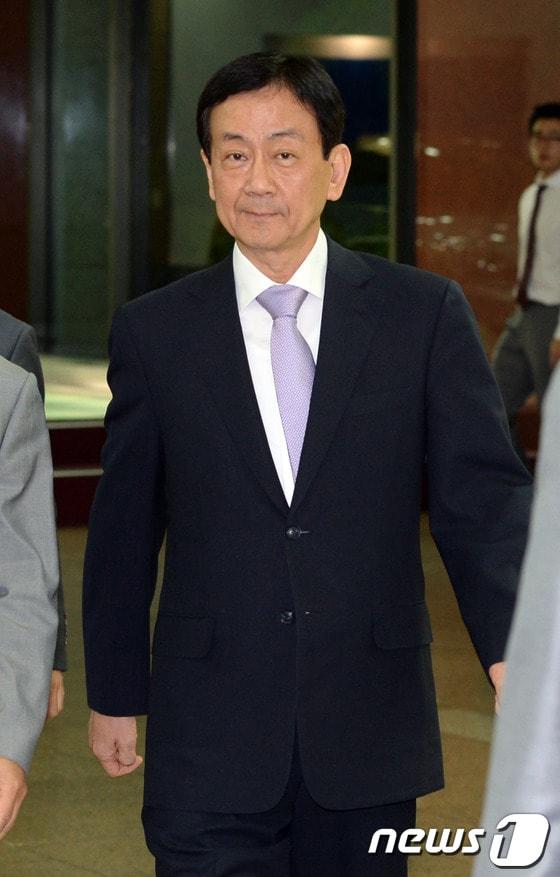 본문 이미지 - 진영 복지부장관이 30일 오후 자신의 이임식에 참석하기 위해 서울 종로구 계동 보건복지부에 들어서고 있다.청와대는 이날 정홍원 국무총리를 통해 기초연금 공약 후퇴 논란 이후 사의를 표명한 진 장관의 사표를 수리했다. 2013.9.30/뉴스1 © News1   정회성 기자