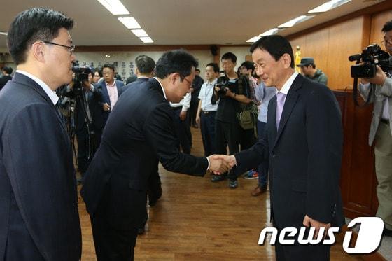 본문 이미지 - 진영 보건복지부 장관이 30일 오후 서울 종로구 재동 보건복지부 청사에서 열린 이임식을 마치고 직원들과 인사를 나누고 있다. 2013.9.30/뉴스1 © News1 한재호 기자