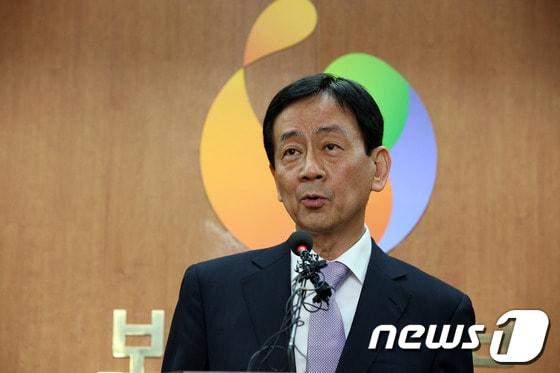 본문 이미지 - 진영 보건복지부 전 장관이 지난 30일 오후 서울 종로구 계동 보건복지부 청사에서 열린 이임식에서 이임사를 하고 있다. © News1 