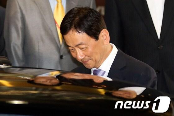 본문 이미지 - 진영 보건복지부 장관이 지난달 30일 서울 종로구 계동 보건복지부 청사에서 이임식을 마친 뒤 떠나고 있다. 2013.9.30/뉴스1 © News1 한재호 기자