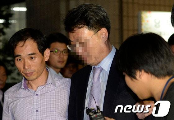 본문 이미지 - &#39;여대생 공기총 청부 살해사건&#39; 주범인 윤길자씨의 형집행정지를 도운 세브란스병원 주치의 박모 교수가 지난달 3일 오후 서울 마포구 서울 서부지방검찰청을 나서고 있다. /뉴스1 © News1   박지혜 기자