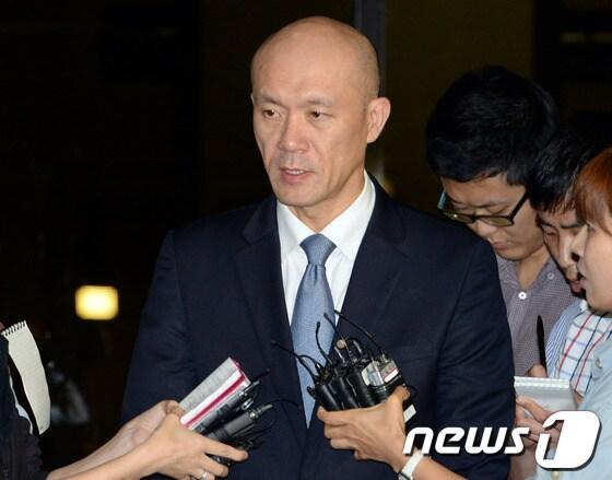 본문 이미지 - 전두환 전 대통령의 차남 재용씨가 4일 오전 서울 서초구 서울중앙지방검찰청을 나서며 취재진의 질문에 답하고 있다.전 전 대통령의 미납추징금을 수사 중인 검찰은 지난 2006년 12월 외삼촌 이창석씨&#40;62·구속&#41;로부터 경기도 오산 일대 토지 49만5000㎡를 불법 증여받는 과정에서 100억원대 세금을 탈루한 혐의로 3일 재용씨를 불러 조사했다. 2013.9.4 /뉴스1 © News1   정회성 기자