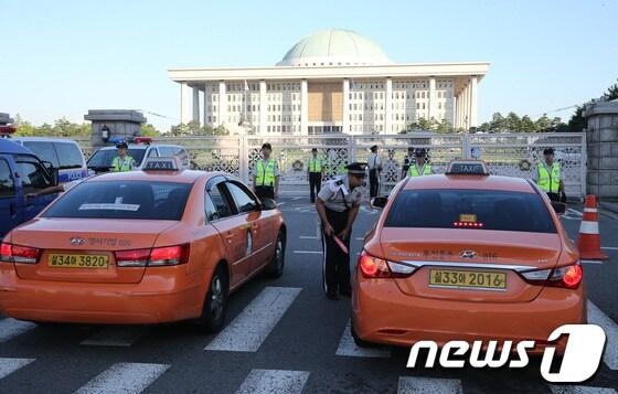 본문 이미지 - 내란음모 혐의를 받고 있는 통합진보당 이석기 의원의 체포동의안이 표결 처리될 예정인 4일 오전 서울 여의도 국회 앞에 경찰들이 통합진보당 관계자들의 출입을 막기 위해 검문을 강화하고 있다. 2013.9.4/뉴스1 © News1 송원영 기자