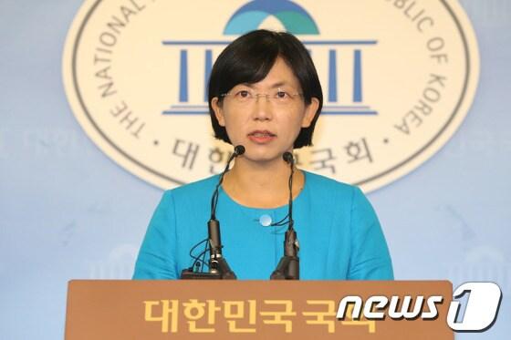 본문 이미지 - 이정희 통합진보당 대표가 4일 오전 서울 여의도 국회 정론관에서 &#39;이석기 녹취록&#39; 관련 기자회견을 하고 있다. 이 대표는 이날 기자회견에서 지난 5월12일 RO&#40;혁명조직&#41; 모임에서 나온 경기도당 간부들의 통신·유류시설 파괴 등의 발언에 대해 &#39;농담조&#39;였다는 점을 강조하면서 