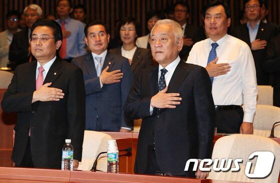 본문 이미지 - 이석기 통합진보당 의원에 대한 체포동의안 처리가 임박한 4일 민주당 김한길 대표와 전병헌 원내대표를 비롯한 의원들이 국회에서 열린 의원총회에서 국민의례를 하고 있다. 2013.9.4/뉴스1 © News1   오대일 기자