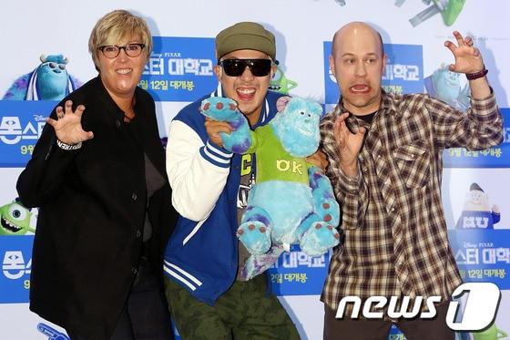 본문 이미지 - 코리 라이 프로듀서, 가수 하하, 댄 스캔론 감독(왼쪽부터)이 4일 오전 서울 용산구 한남동 그랜드하얏트 서울에서 열린 애니메이션 '몬스터 대학교' 스페셜데이에 참석해 포즈를 취하고 있다.'몬스터 대학교'는 꿈의 직장인 몬스터주식회사에 입사하기 위해 겁주기 스펙을 쌓는 몬스터들의 기상천외한 캠퍼스 라이프를 선보이는 픽사 스튜디오의 3D 애 니메이션으로 오는 12일 개봉된다. © News1   