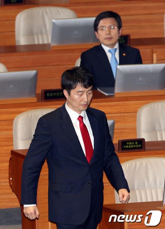 본문 이미지 - 내란음모 혐의를 받고 있는 통합진보당 이석기 의원이 4일 오후 서울 여의도 국회에서 열린 본회의에서 황교안 법무부 장관 옆을 지나 자신의 체포동의안에 대한 신상발언을 하기 위해 연단으로 향하고 있다. 2013.9.4/뉴스1 © News1 허경 기자