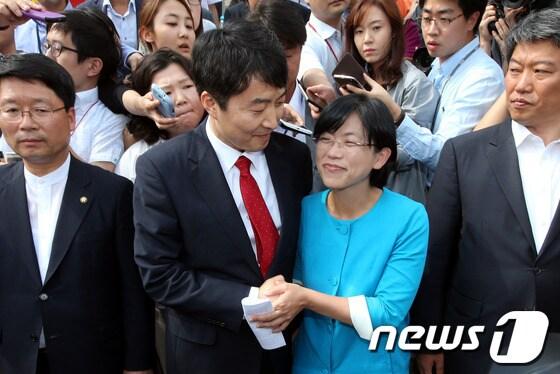 본문 이미지 - 내란음모 혐의를 받고 있는 이석기 통합진보당 의원과 단식농성 중인 이정희 대표가 4일 오후 국회 본청 앞 계단에서 열린 본회의에 임하는 입장 발표 기자회견에서 악수하고 있다.이날 본회의에서 여야는 이석기 의원에 대한 체포동의안을 표결한다.2013.9.4/뉴스1 © News1 이광호 기자