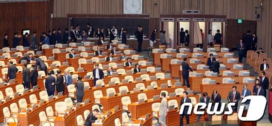 본문 이미지 - 4일 오후 서울 여의도 국회에서 열린 본회의에서 이석기 통합진보당 의원의 체포동의안 표결이 진행되고 있다. 이날 국회 본회의에서 체포동의안 투표를 집계한 결과 289표 중 찬성 258표, 반대 14표, 기권 11표 무효 6표로 가결됐다. 이 의원에 대한 체포동의안이 국회를 통과해 제헌국회 이후 12번째로 본회의에서 의원에 대한 체포동의안이 가결 처리된 사례로 기록됐다. 2013.9.4/뉴스1 © News1   허경 기자