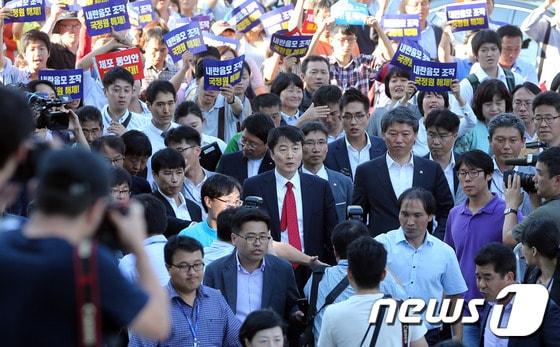 본문 이미지 - 국가정보원으로부터 &#39;내란음모&#39; 혐의를 받고 있는 이석기 통합진보당 의원이 4일 서울 여의도 국회에서 본회의를 마치고 나오고 있다. 이석기 의원에 대한 체포 동의안은 여야 의원 289명이 투표에 참여해 258명이 찬성, 14명이 반대표를 던졌고, 기권 11표, 무효 6표가 나와 가결 됐다. 2013.9.4/뉴스1 © News1   송원영 기자