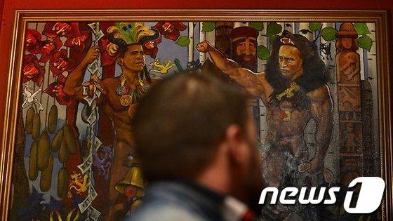 본문 이미지 - 상트페테르부르크 소재 에로틱 박물관에서 압수된 버락 오바마 미국 대통령과 블라디미르 푸틴 러시아 대통령을 그린 작품 © AFP=뉴스1 