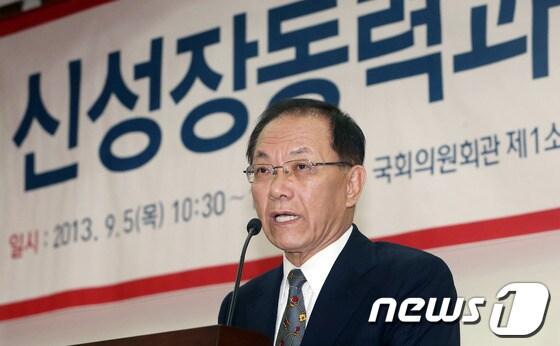 본문 이미지 - 황우여 새누리당 대표가 5일 오전 서울 여의도 국회 의원회관에서 홍문종 사무총장 주최로 열린 &#39;신성장동력과 대한민국의 미래&#39; 정책세미나에서 축사를 하고 있다. 2013.9.5/뉴스1 © News1   송원영 기자